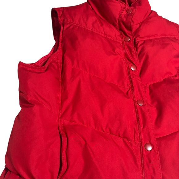 GAP Red Women's Puffer Vest. Size L. Button detailing. Two pockets. Lined. - Picture 4 of 6